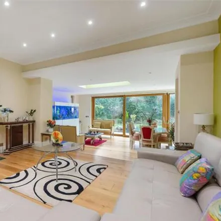 Image 4 - 12 Manor House Drive, Brondesbury Park, London, NW6 7DD, United Kingdom - House for sale