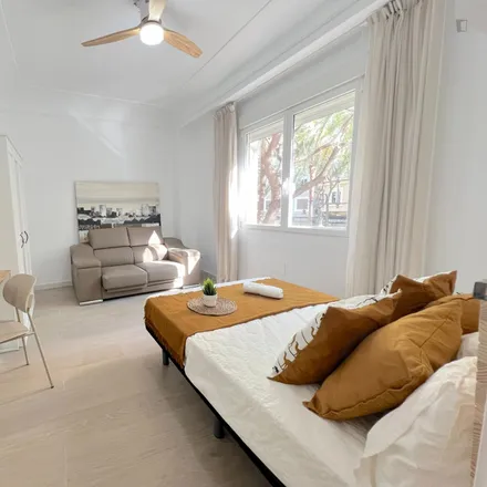 Rent this 5 bed room on Banco Sabadell in Avinguda del Regne de València, 53