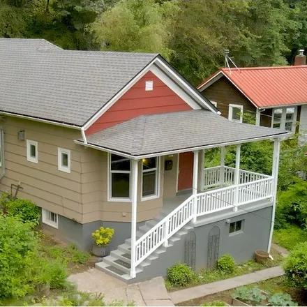 Buy this 3 bed house on 3007 Southwest 4th Avenue in Portland, OR 97201
