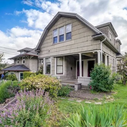 Buy this 4 bed house on 3116 Southeast 7th Avenue in Portland, OR 97202