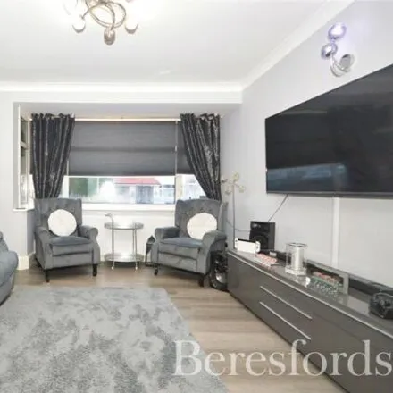 Image 3 - Linley Crescent, London, RM7 8RB, United Kingdom - Townhouse for sale