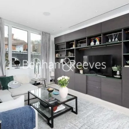 Rent this 3 bed apartment on The Exchanges in 36 Chapter Street, London