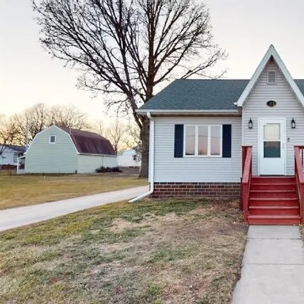 Buy this 3 bed house on 1050 North Monroe Avenue in Mason City, IA 50401