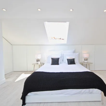 Rent this 2 bed apartment on Rua de Sapadores 5 in 7, 9