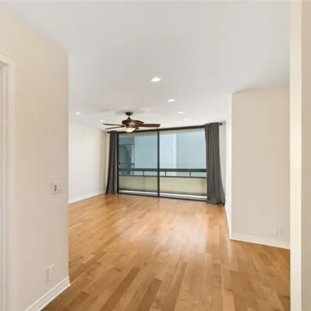 Image 3 - 5858 West 8th Street, Los Angeles, CA 90036, USA - Condo for sale