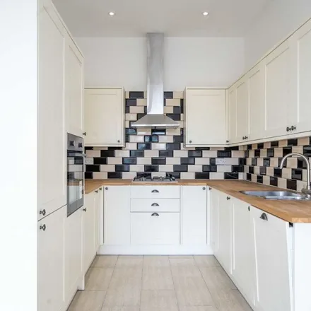 Rent this 3 bed apartment on 6 Dukes Avenue in London, N10 2PT