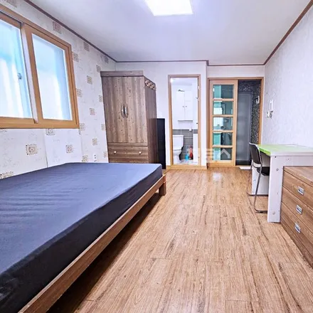 Rent this studio apartment on 부산광역시 수영구 광안동 1068-33