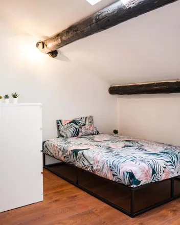 Rent this 2 bed room on KiKi in Via Gustavo Fara, 12