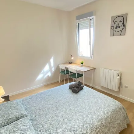 Rent this 2 bed room on Armería El Zorzal in Calle de Jerónima Llorente, 28039 Madrid