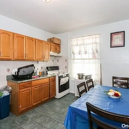 Image 7 - 25-50 98th Street, New York, NY 11369, USA - Duplex for sale