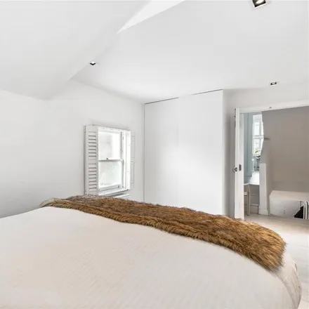 Image 7 - 52 Fullerton Road, London, SW18 1AA, United Kingdom - Townhouse for rent