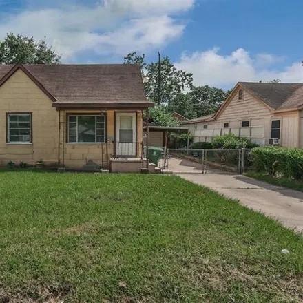 Buy this 2 bed house on 3468 Mount Pleasant Street in South Lawn, Houston