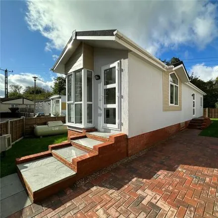 Buy this 2 bed house on M3 in Farnborough, GU14 9AZ