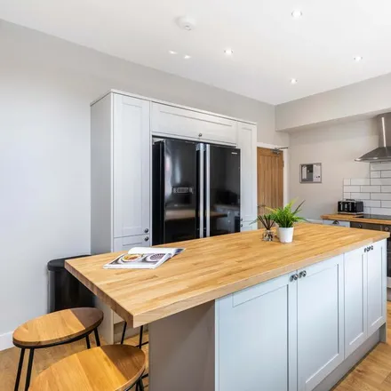 Rent this 6 bed house on Re-Cycle Engineering in 2 Norwood Mount, Leeds