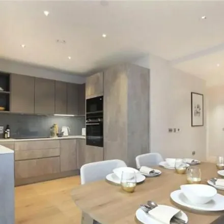 Image 9 - Yummy Chicken, Battersea Park Road, London, SW8 4BT, United Kingdom - Apartment for rent