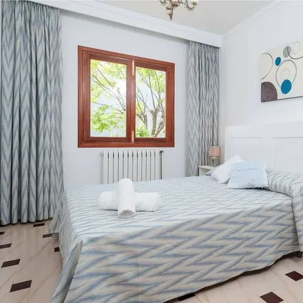 Rent this 4 bed house on EMR Escola de música reconeguda d'Alcúdia in Plaça de la Porta de Mallorca, 3