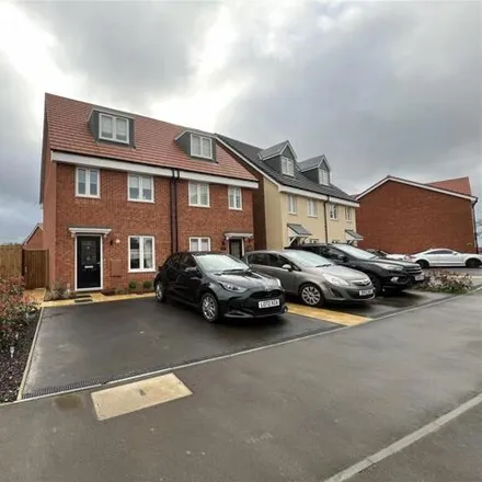 Buy this 3 bed duplex on unnamed road in Houghton Regis, LU5 6RQ