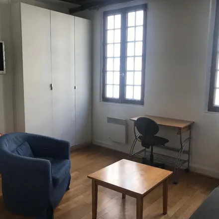 Rent this 1 bed apartment on Ecole de Paris-congo مدرسة باريس الكونغو in Avenue Goulouni Wedeye, 6ème Arrondissement