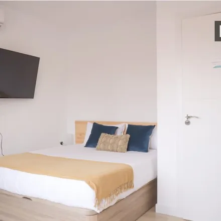 Rent this 5 bed room on Paseo de Santa María de la Cabeza in 79, 28045 Madrid