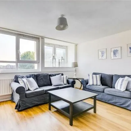 Rent this 4 bed apartment on unnamed road in London, SW11 3SN