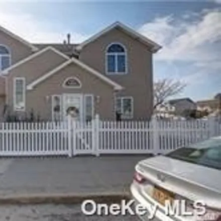 Rent this 3 bed house on 626 West Olive Street in City of Long Beach, NY 11561