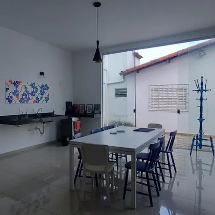 Buy this 5 bed house on Rua Nordau Gonçalves de Melo in Segismundo Pereira, Uberlândia - MG