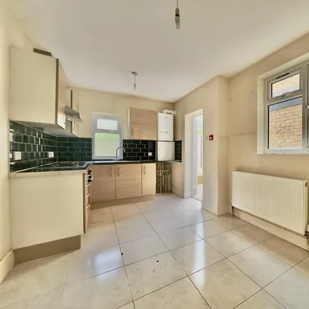 Rent this 6 bed townhouse on Valnay Street in London, SW17 9PD
