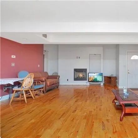 Image 3 - 37-10 23rd Avenue, New York, NY 11105, USA - House for sale