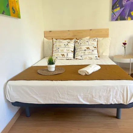 Rent this 4 bed room on Carrer d'Alfara del Patriarca in 17, 46025 Valencia