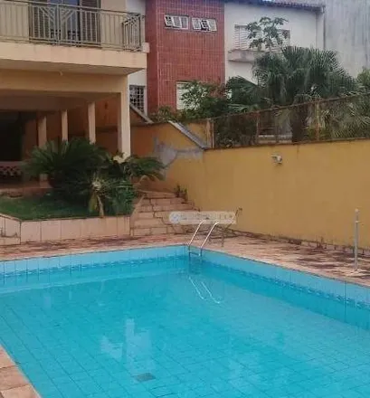 Buy this 5 bed house on Rua Hiroko Yoshimoto in Presidente, Londrina - PR