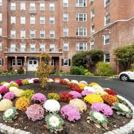 Buy this studio apartment on 50 North Broadway in City of White Plains, NY 10603