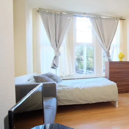 Rent this studio apartment on 23 Ash Grove in London, NW2 3LN