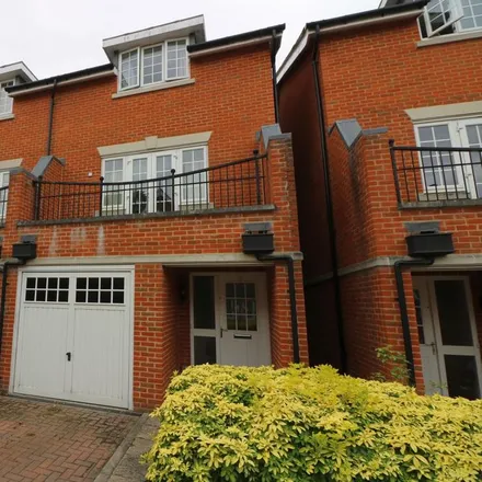 Rent this 4 bed townhouse on Brackendale Close in Englefield Green, TW20 0UL
