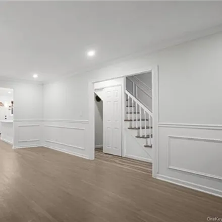 Image 7 - 3426 Boller Avenue, New York, NY 10475, USA - House for sale