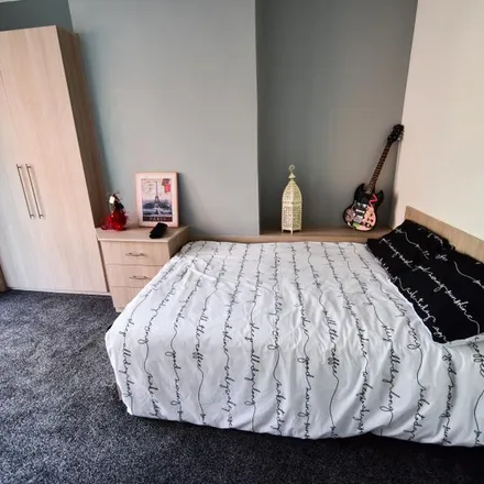 Rent this 6 bed apartment on Ebberston Terrace in Leeds, LS6 1AU
