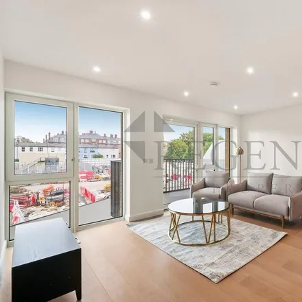 Rent this 2 bed apartment on Distillery Wharf in Regatta Lane, London