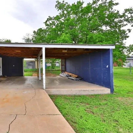 Image 6 - 305 West Walnut Street, Coleman, TX 76834, USA - House for sale