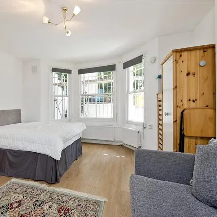 Rent this studio apartment on 74 Cambridge Gardens in London, W10 6HH