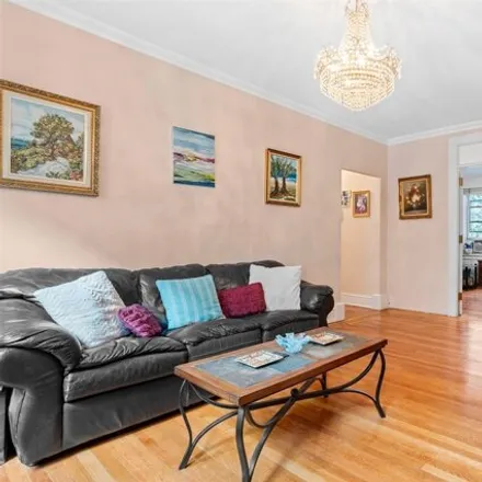 Image 7 - 35-27 76th Street, New York, NY 11372, USA - House for sale