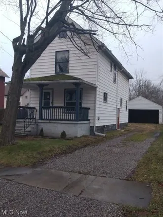 Rent this 3 bed house on 1150 South Street Southeast in Warren, OH 44483
