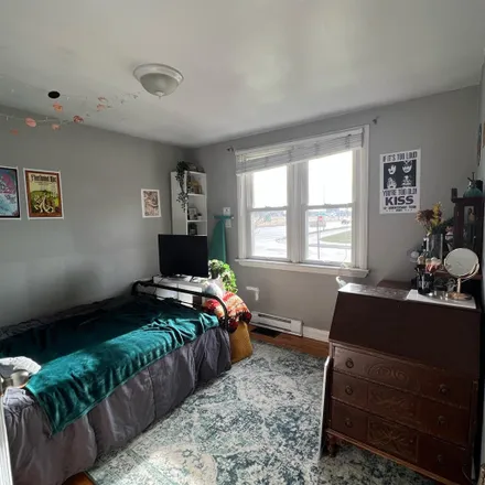 Image 1 - 103 Roehampton Avenue, London, ON N5V 4P7, Canada - Room for rent