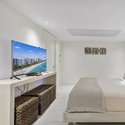 Rent this 4 bed condo on Miami Beach