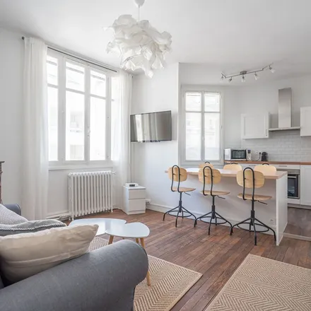 Rent this 2 bed apartment on 2 bis Boulevard Heurteloup in 37000 Tours, France