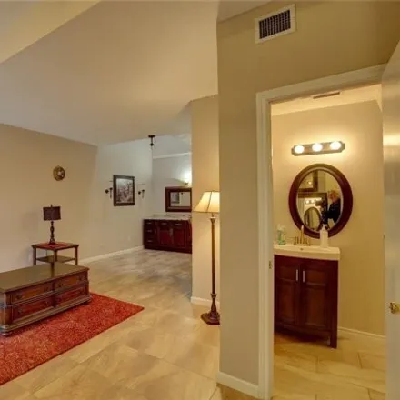 Image 3 - 2220 Bering Drive, Houston, TX 77057, USA - Townhouse for sale