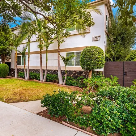 Buy this studio townhouse on Lincoln Middle School in 16th Street, Santa Monica