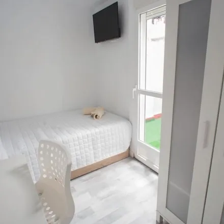 Rent this 5 bed room on Carrer dels Lleons in 34, 46021 Valencia