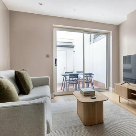 Image 2 - 18 Notting Hill Gate, London, W8 4QY, United Kingdom - Room for rent