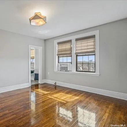 Image 6 - 68-30 Burns Street, New York, NY 11375, USA - Apartment for sale