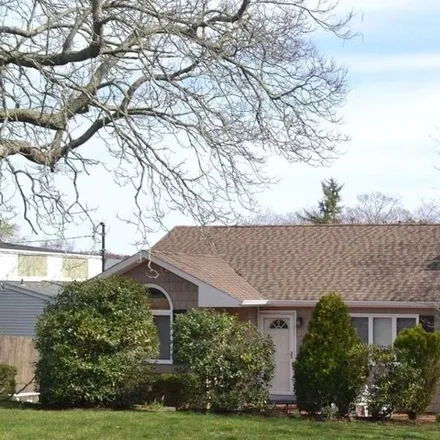 Rent this 3 bed house on 11 Carter Lane in Southampton, East Quogue
