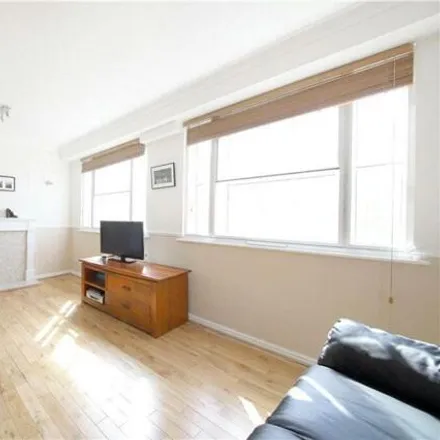 Image 4 - East Smithfield, London, E1W 1AP, United Kingdom - Apartment for rent